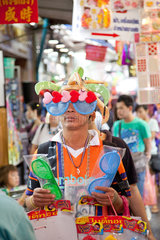 Bangkok  Thailand  Spassartikelverkaeufer in Chinatown