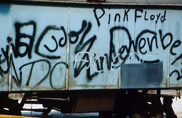 Berlin  DDR  Graffiti und Pink Floyd-Schriftzug auf einem Bauwagen