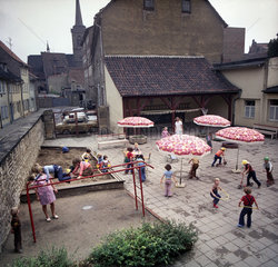 Erfurt  DDR  Kinder spielen auf dem Innenhof einer Kindertagesstaette