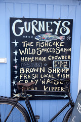 Burnham Market  Grossbritannien  Tafel mit Fischangeboten eines Feinkostladens