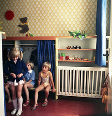 Leipzig  DDR  Maedchen kleiden sich in einem Kindergarten an