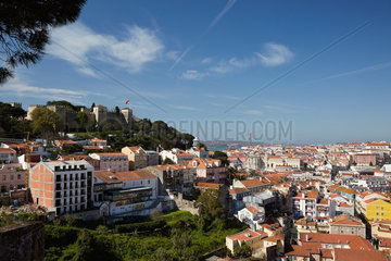 Lissabon  Portugal  Blick vom Aussichtspunkt Miradouro da Graca ueber das Stadtviertel Mouraria