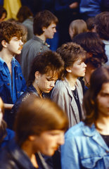 Berlin  DDR  Jugendliche auf einem Punk-Konzert im Plaenterwald