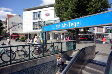Berlin  Deutschland  Passanten am U-Bahnhof Alt-Tegel