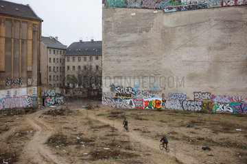 Berlin  Deutschland  Altbauten und Brache an der Koepenicker Strasse