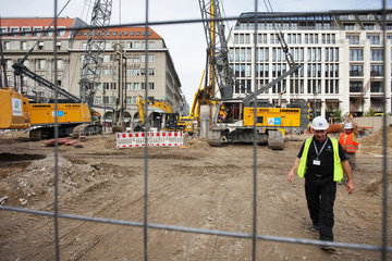 Berlin  Deutschland  Bauarbeiter auf der Baustelle fuer die U-Bahnstation