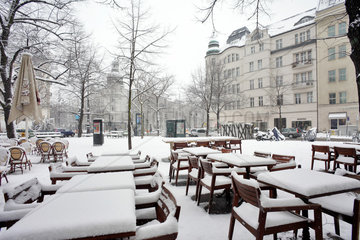 Berlin  Deutschland  eingeschneite Moebel eines Strassencafes am Georg-Grosz-Platz