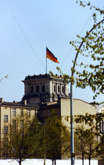 Berlin  DDR  Blick auf die Berliner Mauer und einen Turm des Reichstages