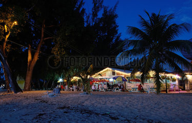 Holetown  Barbados  Gaeste sitzen am Abend vor dem erleuchteten Surfside Restaurant