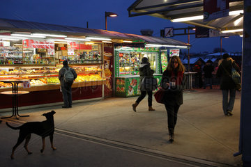 Berlin  Deutschland  Passanten an den Verkaufsstaenden am S-Bahnhof Warschauer Strasse