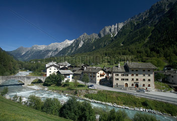 Stampa  Schweiz  Blick auf den Ort und den Fluss Maira im Bergell