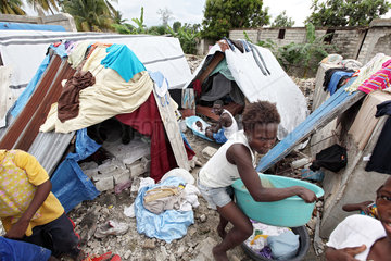 Leogane  Haiti  Fluechtlinge in Notunterkuenften in der Innenstadt