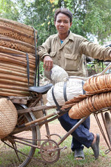 Kampong Cham  Kambodscha  ein Haendler transportiert seine Ware mit dem Fahrrad