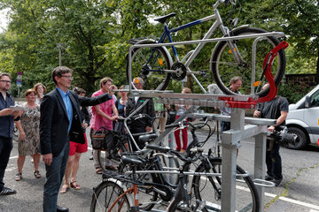 Berlin  Deutschland  Doppelstock-Fahrradparksystem