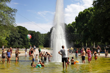 Berlin  Deutschland  Kinder planschen an der Fontaene im Treptower Park