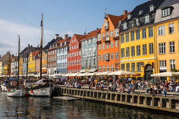 Kopenhagen  Daenemark  die farbenforhen Haeuserfassaden am Nyhavn
