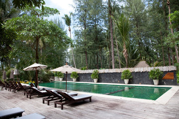 Khao Lak  Thailand  der Pool mit Sonnenliegen einer Hotelanlage