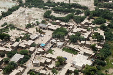Kotnai  Pakistan  Ueberblick ueber die Stadt  welche vom Hochwasser eingeschlossen war