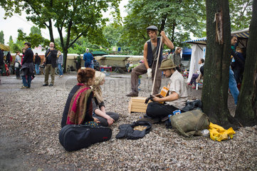 Berlin  Deutschland  Strassenmusiker auf dem Troedelmarkt im Mauerpark