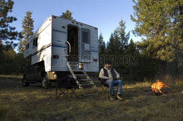 Dawson Creek  Kanada  Truck Camper am Lagerfeuer