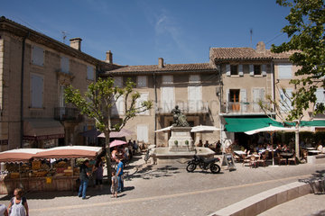 Grignan  Frankreich  der Marktplatz mit dem Denkmal der Marquise de Sevigne