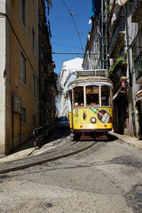 Lissabon  Portugal  Strassenbahn der Linie 28 in der Calcada de Sao Vicente