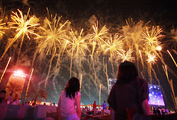 Dubai  Vereinigte Arabische Emirate  Menschen beobachten ein Feuerwerk