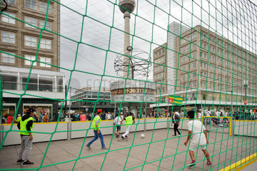 Berlin  Deutschland  Kinder spielen Fussball