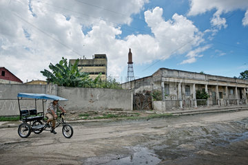 Santiago de Cuba  Kuba  ein Fahrradtaxi -Bicitaxi- im Armenvirtel San Pedrito