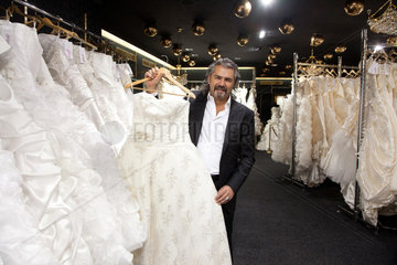Duisburg  Deutschland  Inhaber Tercan Kueccuek mit Brautkleid des tuerkischen Hochzeits-Modegeschaeft HOBI