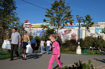 Bukarest  Rumaenien  Menschen mit Einkaufstueten gehen durch den Unirii Park