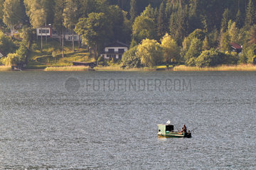 Annenheim  Oesterreich  ein Fischer auf dem Ossiacher See