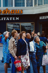 Berlin  DDR  Menschen auf dem Alexanderplatz beobachten etwas
