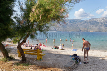 Rezanci  Kroatien  Badegaeste am Strand von Rezanci