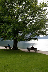 Berchtesgaden  Deutschland  Menschen sitzen auf Parkbaenken am Koenigssee