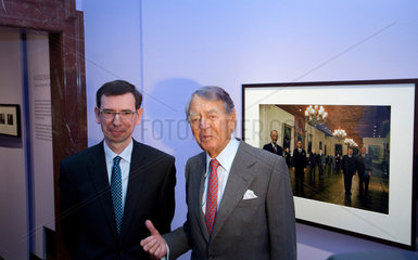 Essen  Deutschland  Berthold Beitz und Ralf Stremmel besuchen die Krupp Fotoausstellung
