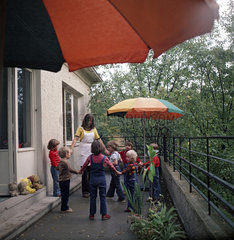 Weimar  DDR  Kinder spielen mit ihrer Erzieherin auf dem Balkon des Kindergarten