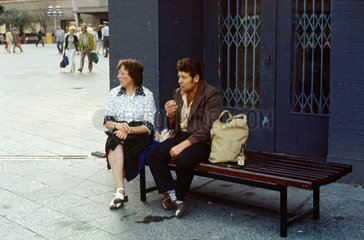 Berlin  DDR  Mann und Frau sitzen auf einer Strassenbank