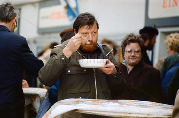 Berlin  DDR  Mann isst einen Teller Suppe