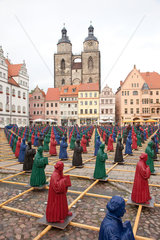 Wittenberg  Deutschland  die Luther-Skulpturen von Ottmar Hoerl auf dem Martkplatz
