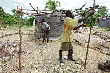 Leogane  Haiti  Erdbebenopfer bauen in einem Fluechtlingslager eine Notunterkunft