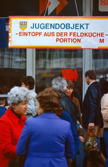 Berlin  DDR  Menschen vor einem Stand des Jugendobjekt Eintopf auf dem Alexanderplatz