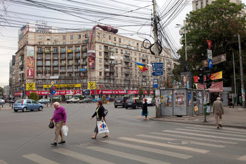 Bukarest  Rumaenien  der Platz Romana mit typischem Telefonkabelgewirr und Passanten  die eine Strasse ueberqueren