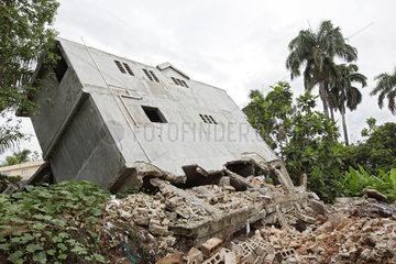 Leogane  Haiti  zerstoertes Gebaeude in der Innenstadt