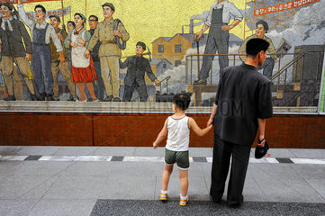 Pjoengjang  Nordkorea  Menschen warten auf dem Bahnsteig auf die U-Bahn