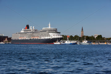 Kiel  Deutschland  das Kreuzfahrtschiff Queen Elizabeth mit dem Kieler Rathaus