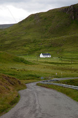 Duntulm  Grossbritannien  Landschaft mit Strasse und einsamem Haus auf der Insel Skye