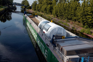 Berlin  Deutschland  Kraftwerksgasturbine wird mit BEHALA-Schwergutshuttle transportiert