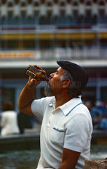Berlin  DDR  Mann trinkt aus einer Bierflasche