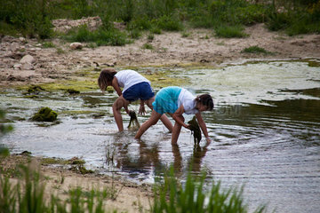Bonnieux  Frankreich  Kinder spielen im Fluss Coulon